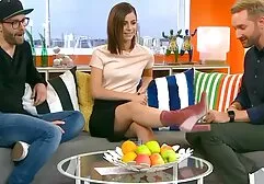 Brunette zet vagina rijpe vrouwen sexfilms aan in de kleedkamer.