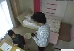 Een zwarte man zette een vrouw op de rand van het bed en scheurde haar sexfilms vrouwen met een lul