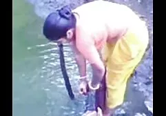 Een jonge vriend sloeg squirtende dames een volwassen vrouw in korte rode broek in haar kont.