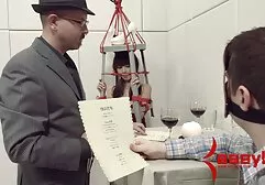 In bed penetreert de man de penis porna sexfilms in de spleet die de minnaar snijdt.