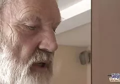 Lovelace knijpt in de borsten van de studenten die de kousen volume en steek de penis in het gat in oudere vrouwen sexfilms de rug