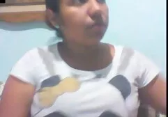 Busty kralya met piercende tepels zuigt plas sex film dildo en strokes hoed met vingers