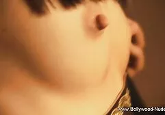 Een vrouw neemt een douche in een hokje rijpe naakte dames en plukt de grote rollen en de hoed