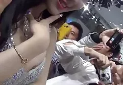 Een buur met grote tieten geneukt door twee buren bij de ingang van geile vrouwen films het huis.