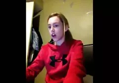 Hij geeft een interview en sexfilms oudere vrouwen pijpt op camera.