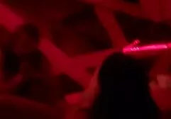 De schoonheid komt vrouwvriendelijke sexfilm op bezoek bij de blondine, maar toen ze haar bed zag, likt ze aan de kont van haar vriendin.