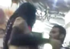 Meisje sexfilm vrouwen zuigt twee lullen door een gat in de muur