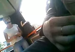 De familie verlicht dikkevrouwenporno het bed van de liefde