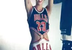 Het meisje kreeg naakte rijpe dames natte steun van haar vriendin.