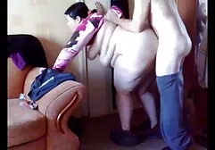 Busty babe maakt een man wakker om vader dochter sex film te neuken