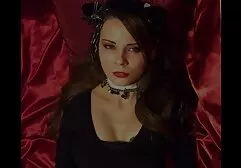 Jaloerse Blondjes laten gratis filmpjes beffen een man zich uitkleden.