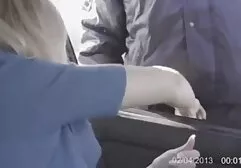 De prinses pijpt sex vrouw film op haar knieën.