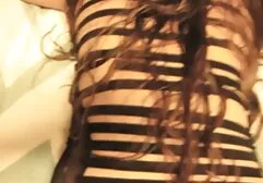 Het meisje opent de omslag van de ogen van de neuken met oudere dames man en heeft seks met haar op de vloer.