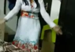 Een jong meisje in een dikke dames neuken rok zittend op de lul, idioot op de bank.