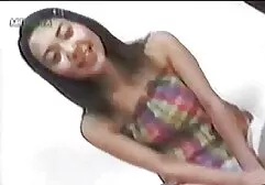 De atleten likken oudere vrouwen sex films de kont van de coach en slaan hem in de badkamer.