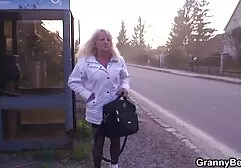 De jonge oudere vrouwen sexfilms brunette slikt de eieren van de kamergenoot voor de camera.