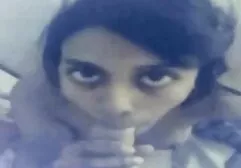 De man die met zijn vriend in paard neukt meisje de auto rijdt en de schokdemper neukt.