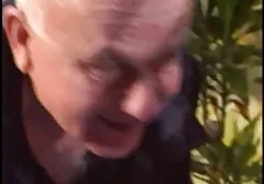 Een sexfilm vrouwen zwarte kerel duwt de vagina van vreemden op een grote lul door een gat in de muur