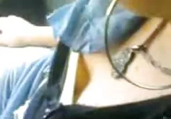 Naakt Aziatisch meisje met leuke oren pijpt een lichtpaarse sex dikke dames man.