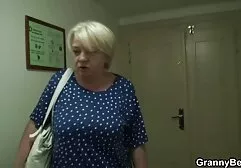 De Man heeft een zwarte vrouw zwarte kont dikke dames porno die een ridder poseert