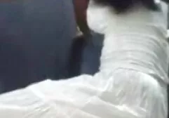 Een meisje met blauwe sex met oudere dames ogen in een gestreepte jurk, een lijn die de point man een stijve geeft.