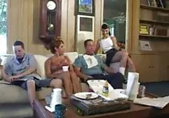 Plakmasker en volwassen dochter verscheuren vrouwen sexfilms