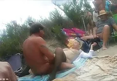 Na het sexfilm voor vrouwen wassen van de schotel, het meisje klaar met een dessert op het pluimvee