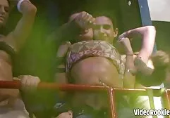 Drie biseksuele vrouwen oudere vrouwen willen sex film werden uitgenodigd om te neuken met sterke mannen.