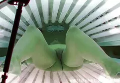 De ideale sexfilm oude vrouwen minnaar die zuigt en zachtjes op haar krabbelt.