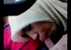 Een meisje verleidt een stiefdochter oudere vrouwen sexfilms en heeft een triootje.