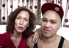 Jonge Tepels leren de penis van een volwassen hoer sexfilms met oudere vrouwen te zuigen.