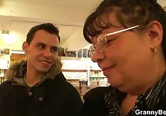 Duitse Pijpbeurt met dildo in de oude vrouwen sex films vagina.