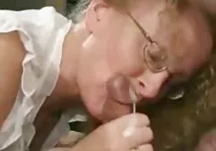 Dikke vrouw die vaginaal sperma paard neukt meisje maakt