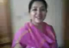 Getatoeëerde brunette kijkt sexfilm voor vrouwen naar opa bij de casting