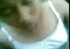 De man betrapte het dikke vrouwen sexfilms meisje dat masturbeerde en pijpte haar.