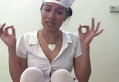 Milf in zwarte lingerie rijpe dames neuken die zichzelf vingert.