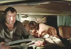 Een dikke vrouwenporno lesbische student heeft een dildo orgasme na masturbatie thuis.