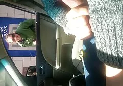 Busty MILF wast haar haar gratis dikke tieten sexfilms in de badkamer na seks met een vriendin in hondenstijl