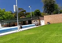 Mam trok haar broek uit en pronkte met vrouw vriendelijke sex film haar paarse Kont.