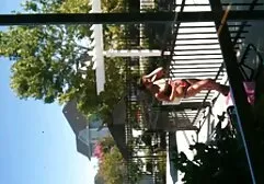 Een man streelt de rug van een meisje en een geit met olie betrokken dames neuken bij geslachtsgemeenschap