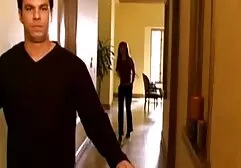 Donkere vrouw verbergt zich voor de hitte in het oudere sex film opblaasbare zwembad en speelt met haar kont.