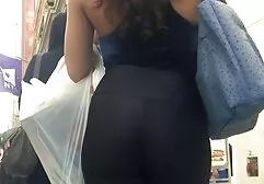 De vriendin wrijft de kont van een vriendje in meisje neukt met paard kousen en spreidt het door de kont.