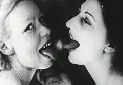 Een man die Russische oudere vrouwen sex films vriendin verbrandt door te masturberen en poesjes te likken voor hij seks heeft.