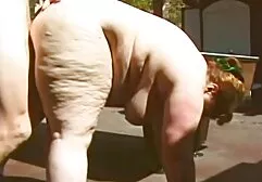 Rondborstige blonde masturbeert in dikkevrouwenporno de keuken.