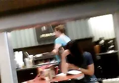 Blond laat een zwarte rijpe naakte dames man hard werken met fallus.