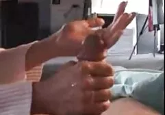 Schoonheid in zwart poesje strelen haar naakte rijpe dames zwangere vriend