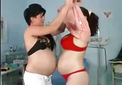 Buik met vaginale streling met neuken met oudere dames een seksspeeltje