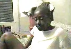 Buste moeder met zwarte kousen en een korset met een paarse vinger dildo meisje neukt met paard