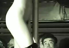 Een zwarte man met condooms die z ' n vriendin neukt met grote vrouwen sex film tieten.