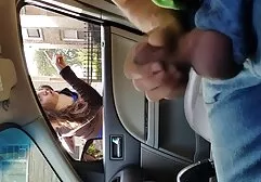 De meesteres kneedde de breedte sexfilm vrouwvriendelijk van de atleten en bedekte de harige hoeden op de vloer.